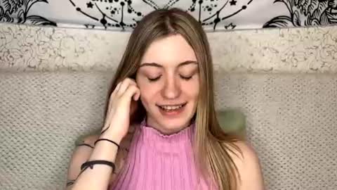 Snapshot of dellisifuentes chatting on 06.18.26 Sia online show from 06.18.26