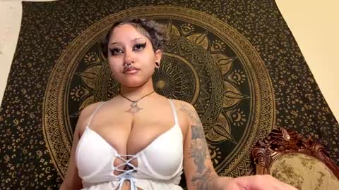 Snapshot of deluxxxeblu chatting on 01.03.25 TankinBody online show from 01.03.25