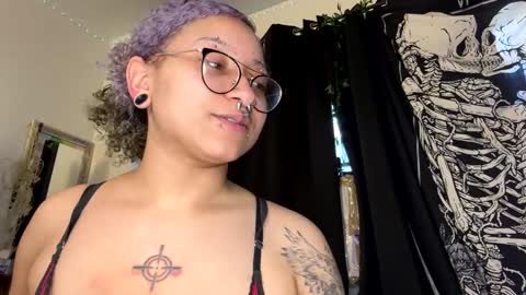 Snapshot of deluxxxeblu chatting on 01.29.25 TankinBody online show from 01.29.25