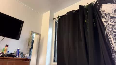 Snapshot of deluxxxeblu chatting on 01.29.25 TankinBody online show from 01.29.25