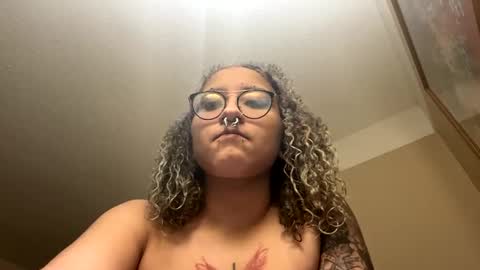 Snapshot of deluxxxeblu chatting on 02.01.25 TankinBody online show from 02.01.25