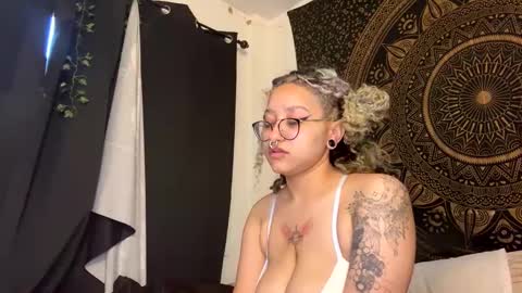 Snapshot of deluxxxeblu chatting on 02.07.25 TankinBody online show from 02.07.25