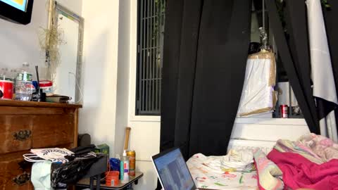 Snapshot of deluxxxeblu chatting on 02.08.25 TankinBody online show from 02.08.25