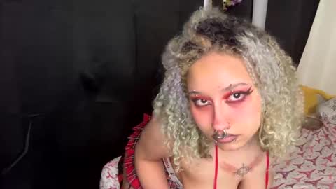 Snapshot of deluxxxeblu chatting on 02.21.25 TankinBody online show from 02.21.25