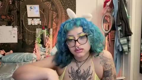 Snapshot of deluxxxeblu chatting on 04.18.26 TankinBody online show from 04.18.26