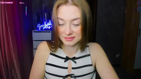 Snapshot of demure_soul chatting on 09.26.25 Sophie online show from 09.26.25