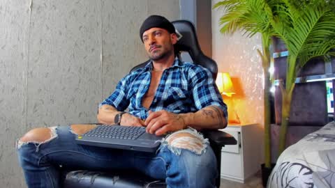 dennis_cox_ online show from 02.05.25