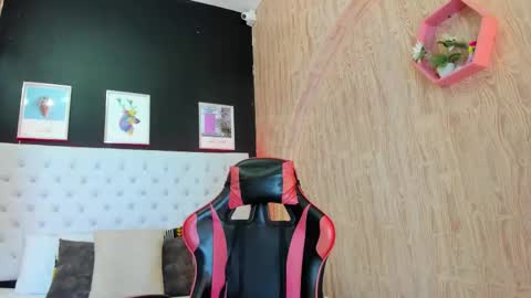 Snapshot of dennyzeans chatting on 12.05.25 dennyzeans online show from 12.05.25