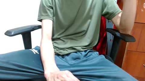 Snapshot of dereck1986 chatting on 12.20.25 dereck online show from 12.20.25