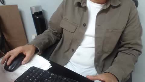 Snapshot of derrik_ chatting on 01.03.25     online show from 01.03.25