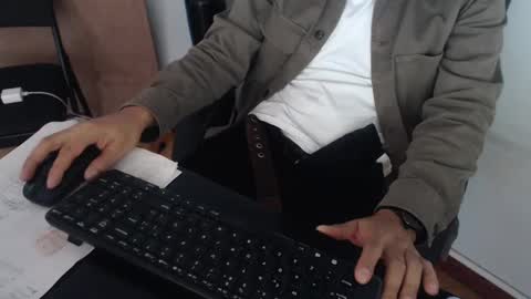 Snapshot of derrik_ chatting on 01.03.25     online show from 01.03.25