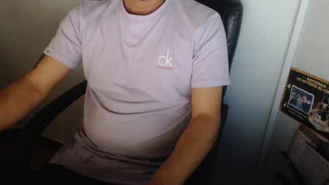 Snapshot of derrik_ chatting on 09.26.25     online show from 09.26.25