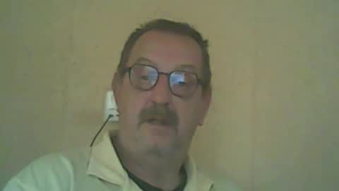 Snapshot of destelp chatting on 10.12.25 destelp online show from 10.12.25