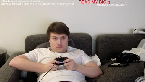 Snapshot of devantheplug chatting on 12.14.24 Devan online show from 12.14.24