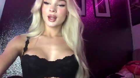 Snapshot of diamond_the_blonde chatting on 09.30.25 Diamond online show from 09.30.25