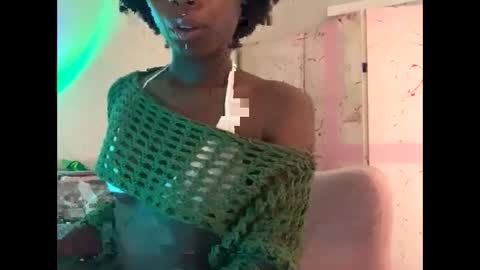 Snapshot of dimedoll33 chatting on 10.25.25 black american princess online show from 10.25.25