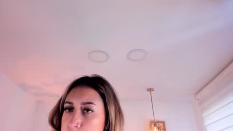 Snapshot of dina_ride chatting on 12.11.24 online show from 12.11.24