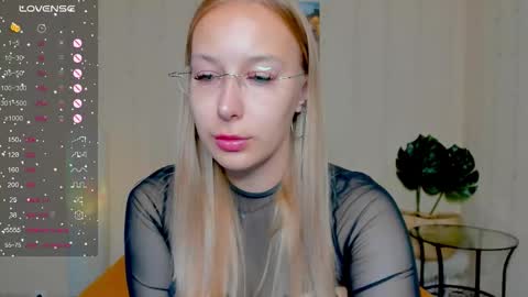 Snapshot of dina_sunshine chatting on 09.19.25 Dina online show from 09.19.25