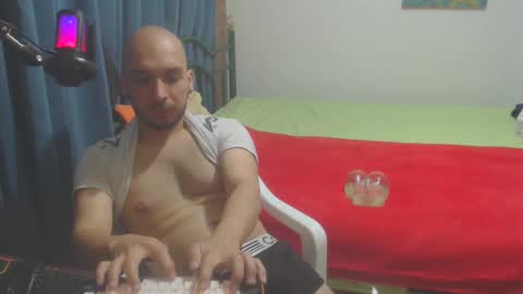 Snapshot of dinchtcams chatting on 12.12.24 Dincht online show from 12.12.24