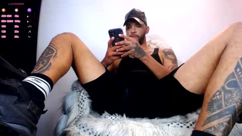 Snapshot of dirtybhot chatting on 10.01.25 I just want to be happy online show from 10.01.25