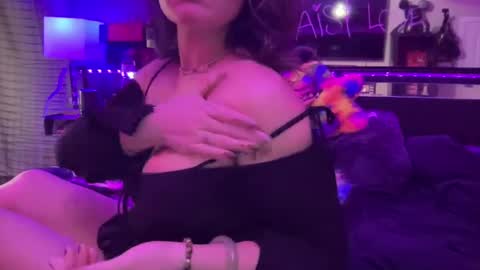 Snapshot of dirtygirldaisy chatting on 01.28.25 Daisy Love online show from 01.28.25