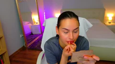 Snapshot of divineluxe chatting on 07.01.26 Ivory Blue. online show from 07.01.26