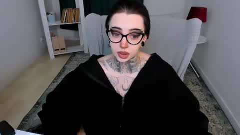 Snapshot of dixipixi_ chatting on 06.25.26 dixipixi_ online show from 06.25.26