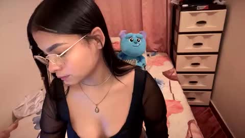 Snapshot of doll_dolcce chatting on 10.19.25 doll dolcce online show from 10.19.25