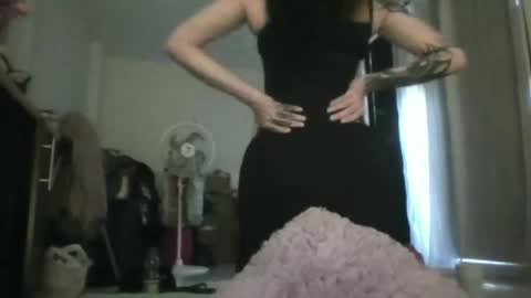 Snapshot of doll_dollys_ chatting on 04.24.26 doll_dollys_ online show from 04.24.26
