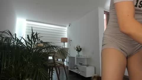 Snapshot of doll_oriana chatting on 06.19.26 doll_oriana online show from 06.19.26