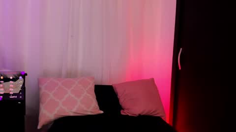 Roxana  independent model can you help me reach 100 hands up uwu online show from 03.12.25