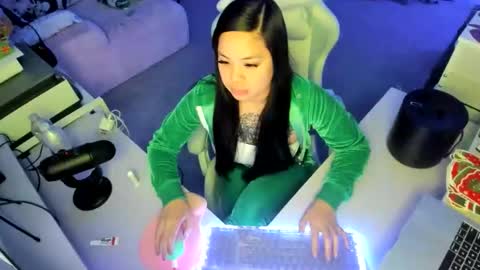 DOLLLFACE online show from 12.16.25