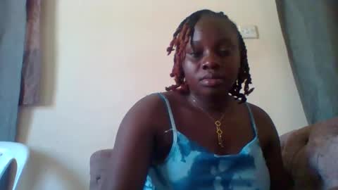 Snapshot of dollyvee chatting on 11.05.25 dollyvee online show from 11.05.25