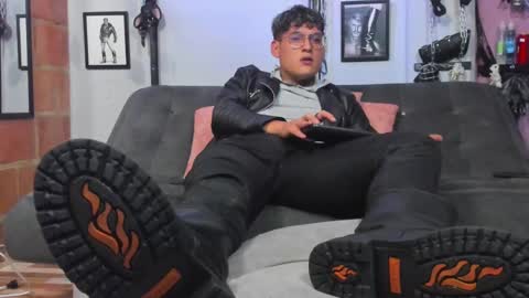 Snapshot of dom2travelers_sm chatting on 02.16.25 Diego Castell online show from 02.16.25