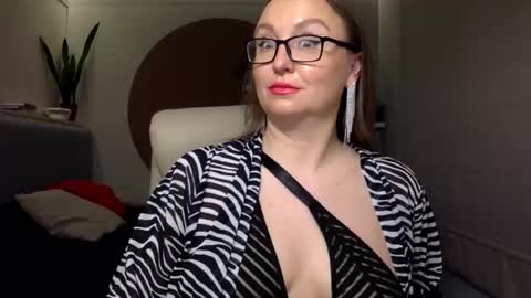 DOM MUMMY online show from 11.05.25