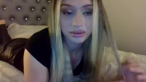 Snapshot of dominabrat chatting on 11.12.25 Marissa Rae online show from 11.12.25