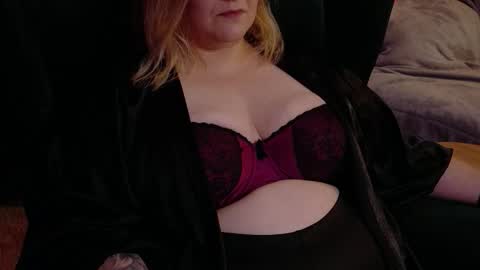 Snapshot of dominasadique chatting on 10.22.25 SADE online show from 10.22.25