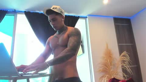 Snapshot of dominiofit chatting on 06.11.26 Only fans Ronnie col---InstaRonniecolleman online show from 06.11.26