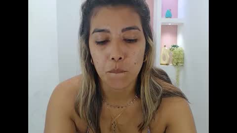 Snapshot of dona_tella chatting on 09.11.25 dona_tella online show from 09.11.25