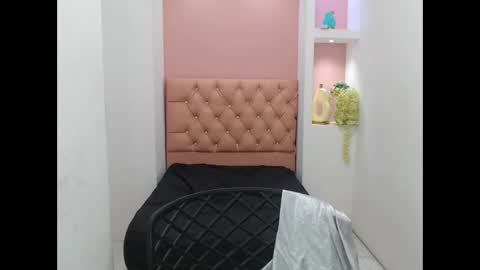 Snapshot of dona_tella chatting on 09.12.25 dona_tella online show from 09.12.25