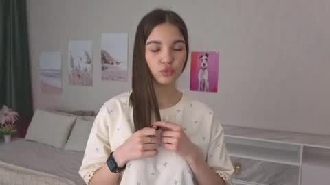 Snapshot of dorarindels chatting on 03.26.26 Kiki online show from 03.26.26