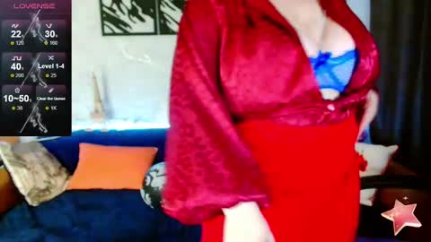 Snapshot of doraross chatting on 11.23.25 Dora online show from 11.23.25