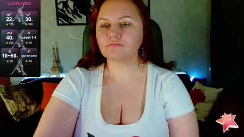 Snapshot of doraross chatting on 11.25.25 Dora online show from 11.25.25