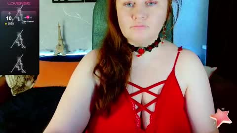 Snapshot of doraross chatting on 12.04.25 Dora online show from 12.04.25