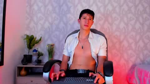 Snapshot of dorian_mystery chatting on 01.15.25 dorian_mystery online show from 01.15.25