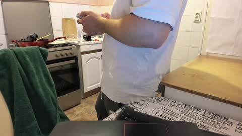 Snapshot of doriancretu95 chatting on 12.22.24 menu below online show from 12.22.24