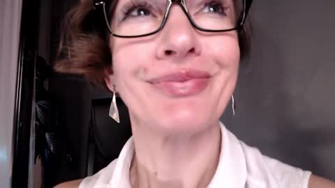Snapshot of dorothy_meyer chatting on 01.10.25 Dorothy Next stream on Monday at 3am-9am online show from 01.10.25