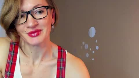 Snapshot of dorothy_meyer chatting on 02.10.25 Dorothy Next stream on Monday at 3am-9am online show from 02.10.25