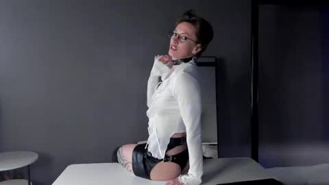 Snapshot of dorothy_meyer chatting on 04.22.26 Dorothy Next stream on Monday at 3am-9am online show from 04.22.26