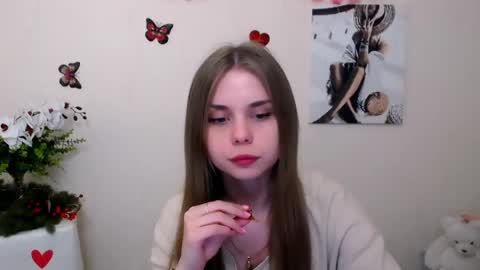 Snapshot of dream_mari chatting on 05.05.26 Mari online show from 05.05.26